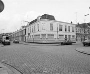 858396 Gezicht op de kruising van de Zandhofsestraat (links) en de Bekkerstraat (rechts) te Utrecht, met het hoekpand ...